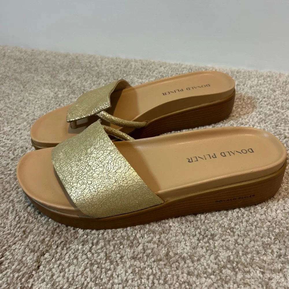 Donald Pliner Fifi Women‎ Gold Metallic Textured Wedge Thong Sandals Size 9.5